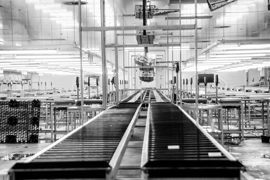Ligne de production et convoyeurs dans une usine